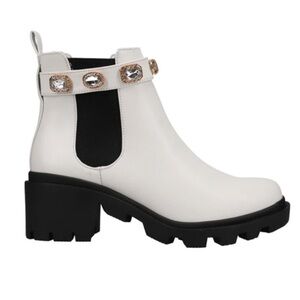 Steve Madden White Amulet Chelsea Boots 🤍🖤💎